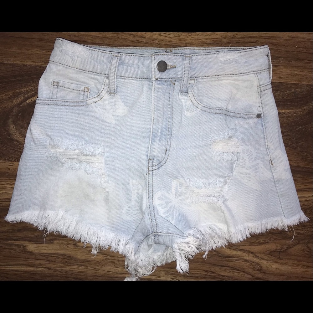 NWOT High Waisted Light Jean Shorts w/ design